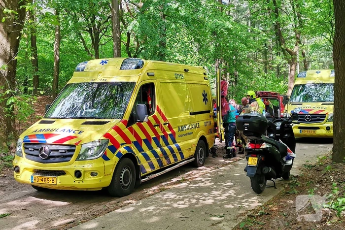 Zoekactie naar gewonde in bosgebied