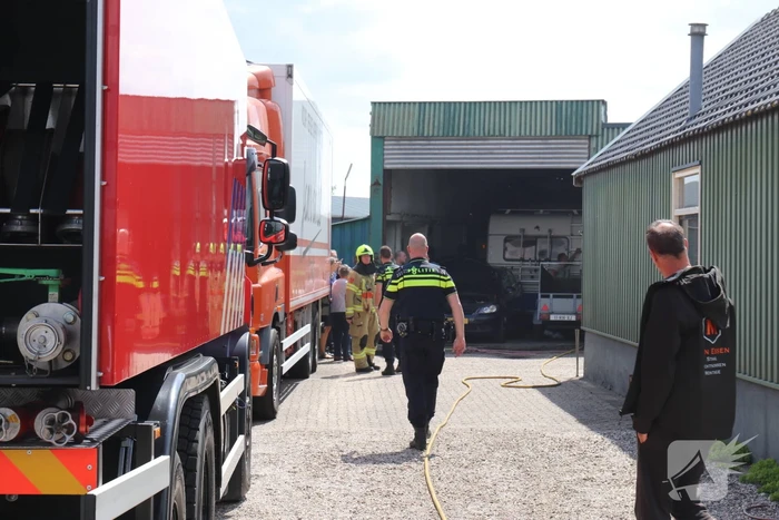 Dak van schuur in brand