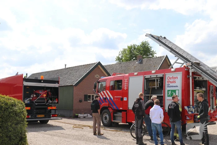 Dak van schuur in brand
