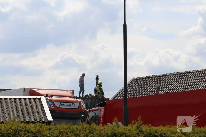 Dak van schuur in brand