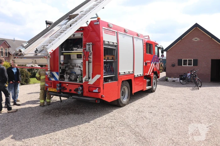 Dak van schuur in brand