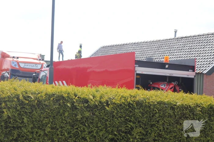 Dak van schuur in brand