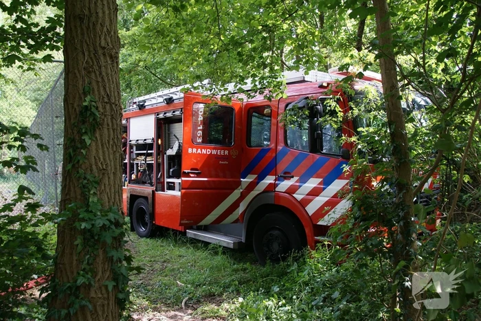 Houten schuur bij tennisbanen brandt volledig uit