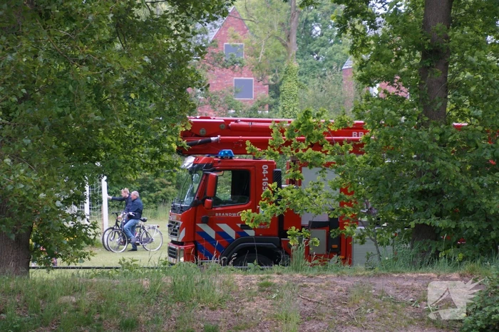 Houten schuur bij tennisbanen brandt volledig uit