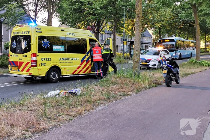 Scooterrijder gaat onderuit en raakt ernstig gewond