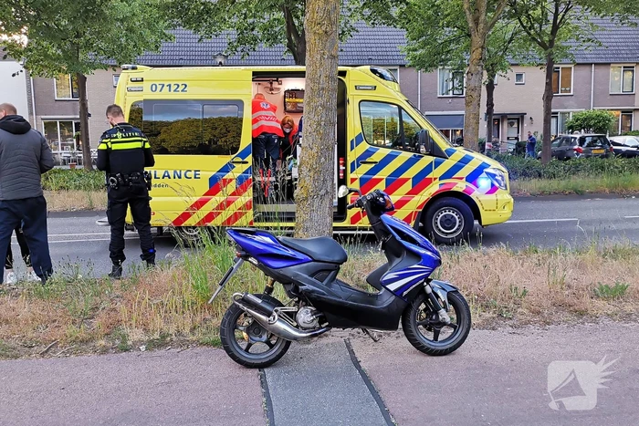 Scooterrijder gaat onderuit en raakt ernstig gewond