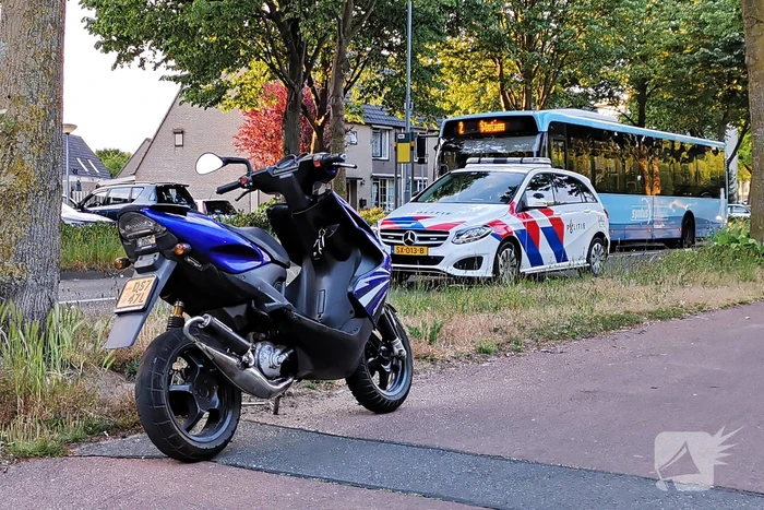 Scooterrijder gaat onderuit en raakt ernstig gewond