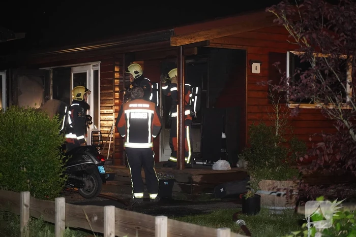 Hond overleden na brand in houten chalet