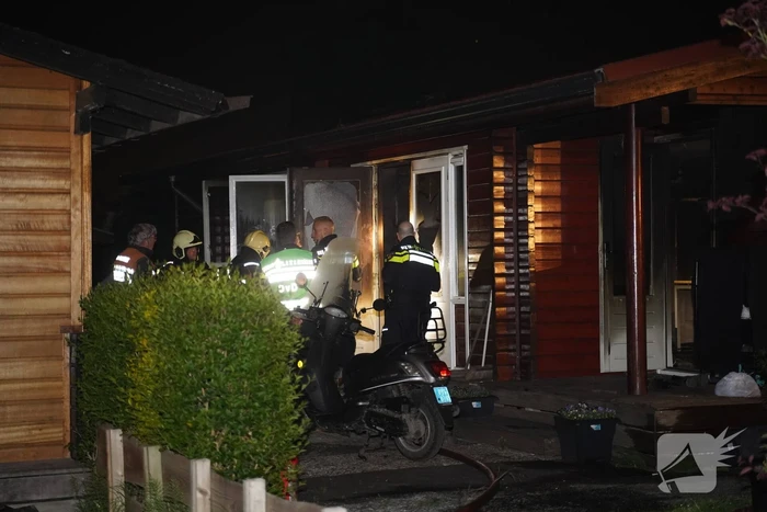 Hond overleden na brand in houten chalet