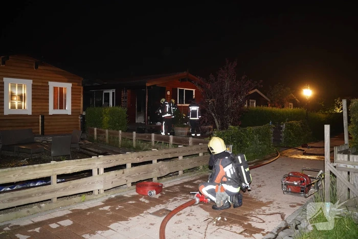 Hond overleden na brand in houten chalet