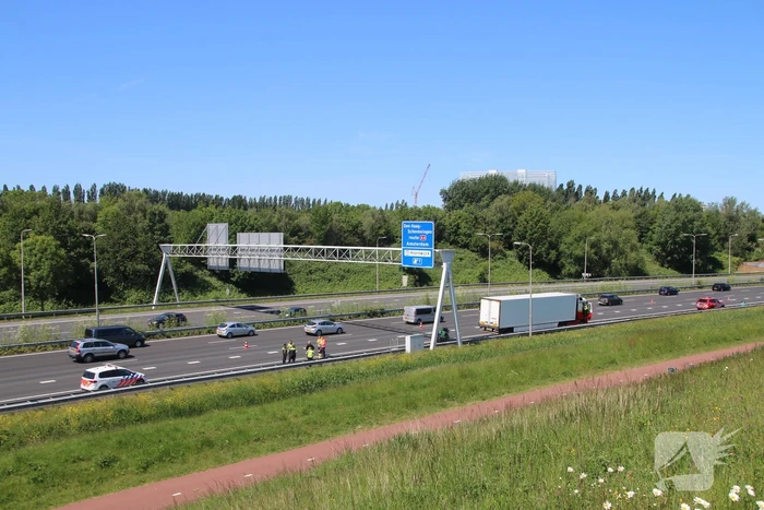 Rijstrook afgesloten door vrachtwagen met vastgelopen remmen