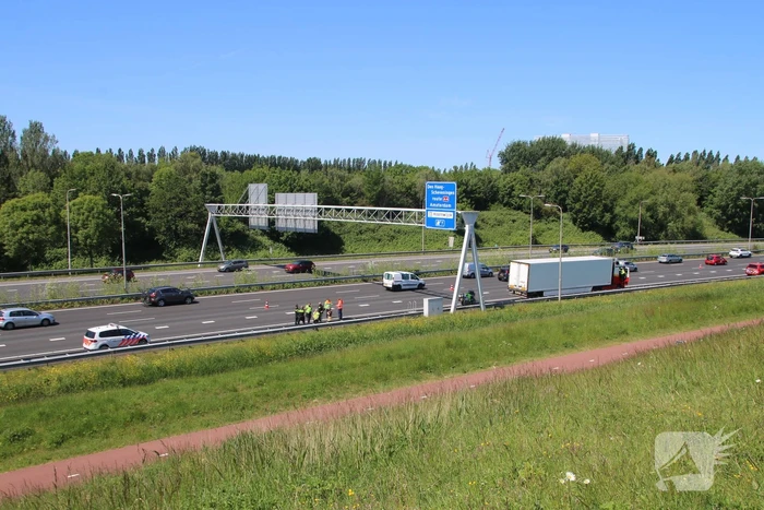 Rijstrook afgesloten door vrachtwagen met vastgelopen remmen