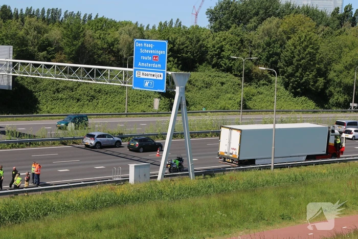 Rijstrook afgesloten door vrachtwagen met vastgelopen remmen