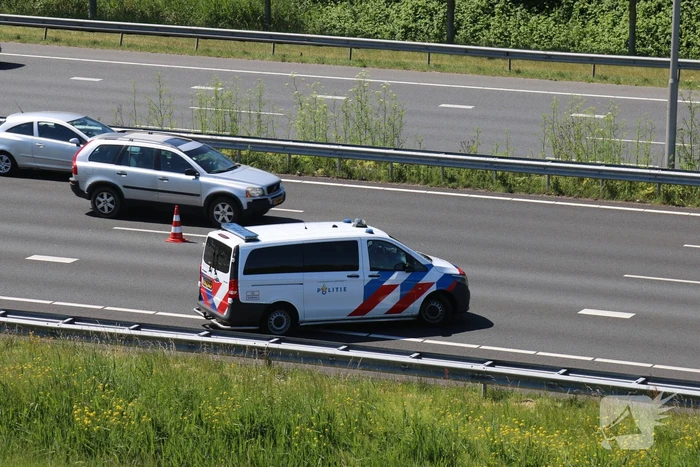 Rijstrook afgesloten door vrachtwagen met vastgelopen remmen