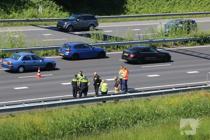 Rijstrook afgesloten door vrachtwagen met vastgelopen remmen