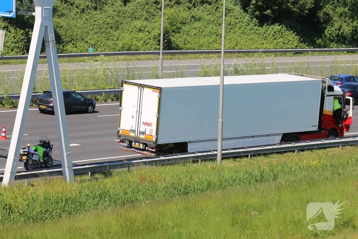 Rijstrook afgesloten door vrachtwagen met vastgelopen remmen