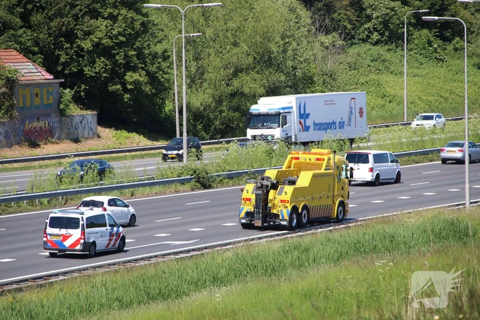 Rijstrook afgesloten door vrachtwagen met vastgelopen remmen