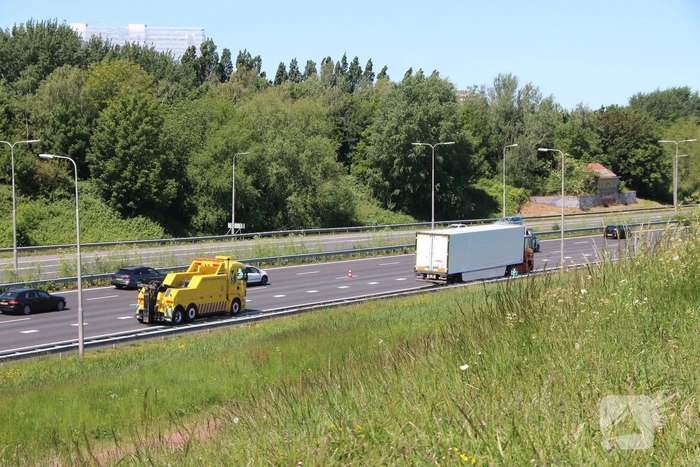 Rijstrook afgesloten door vrachtwagen met vastgelopen remmen