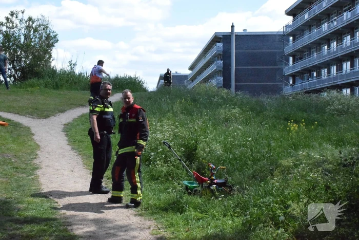 Grote zoekactie na aangetroffen kinderdriewielers langs waterkant