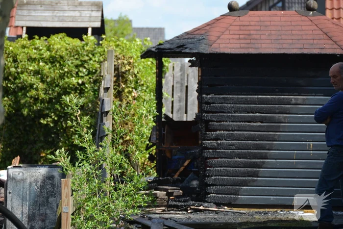 Schuurbrand slaat over naar woning