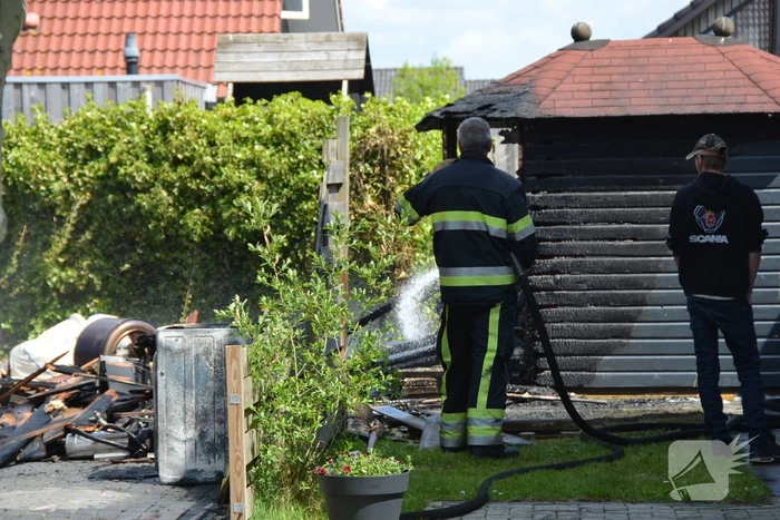 Schuurbrand slaat over naar woning