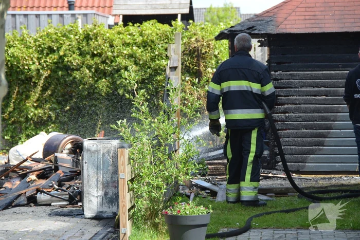 Schuurbrand slaat over naar woning