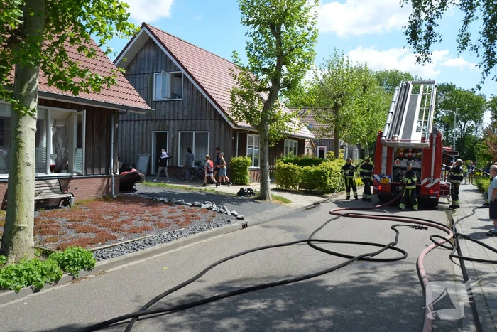 Schuurbrand slaat over naar woning