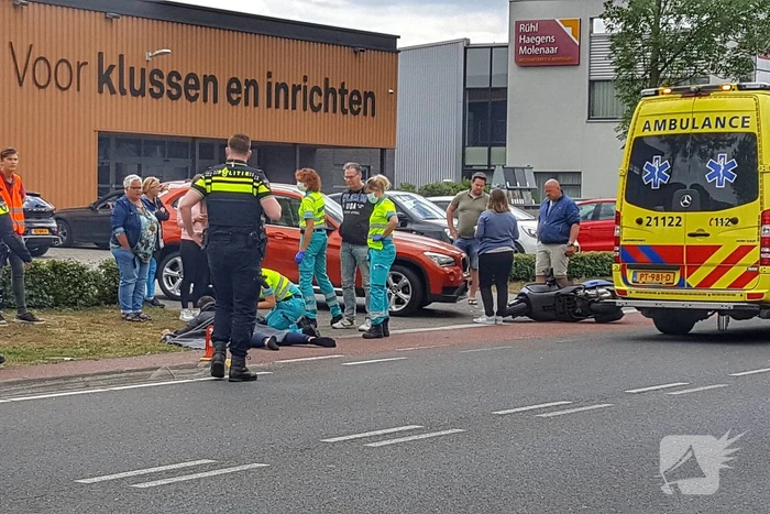 Automobilist ziet scooterrijder over het hoofd