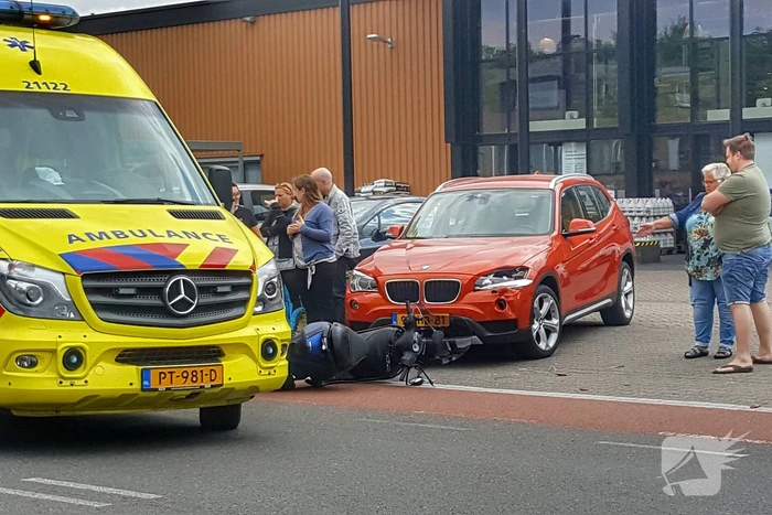 Automobilist ziet scooterrijder over het hoofd