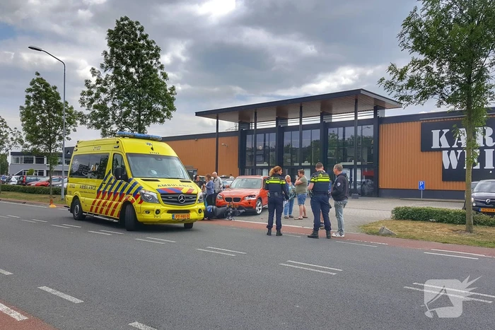 Automobilist ziet scooterrijder over het hoofd