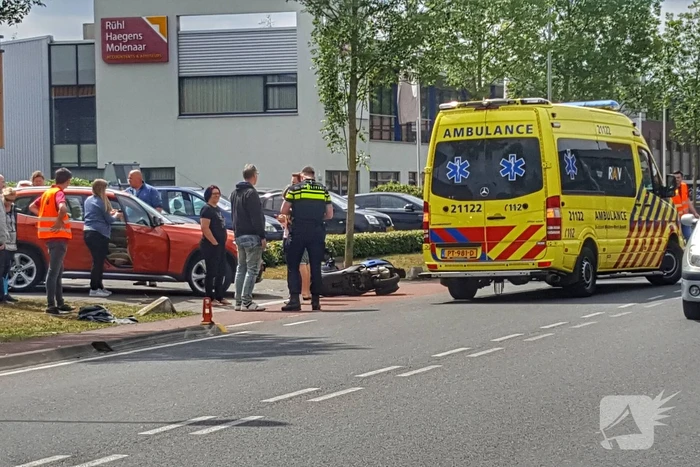 Automobilist ziet scooterrijder over het hoofd