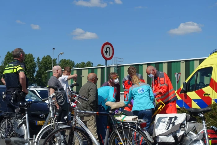 Fietsster ernstig gewond na aanrijding met auto
