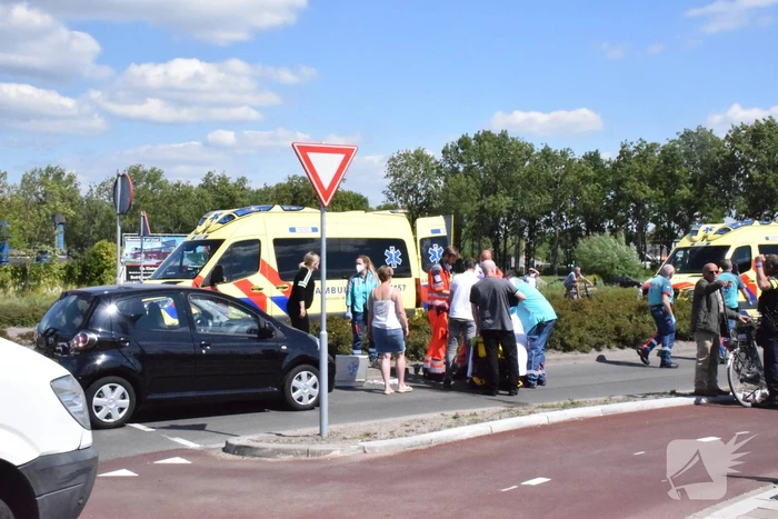 Fietsster ernstig gewond na aanrijding met auto