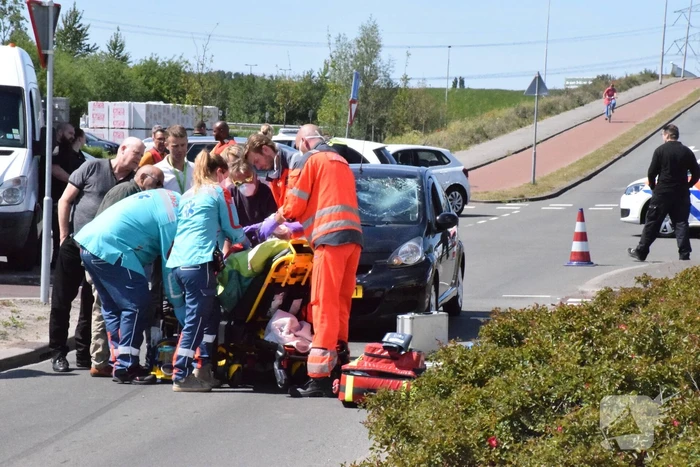 Fietsster ernstig gewond na aanrijding met auto