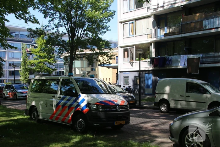 Politie doet onderzoek naar overleden persoon in flat