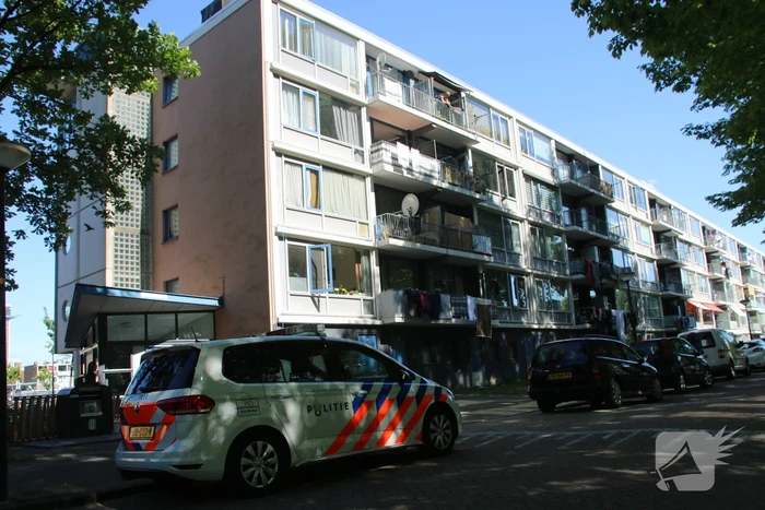 Politie doet onderzoek naar overleden persoon in flat