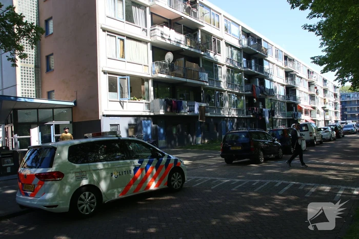 Politie doet onderzoek naar overleden persoon in flat