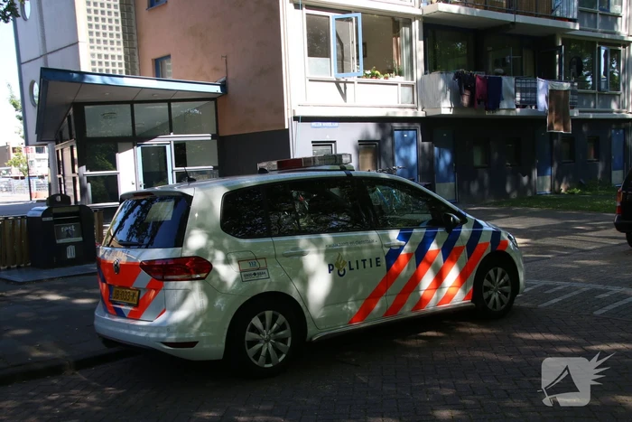 Politie doet onderzoek naar overleden persoon in flat
