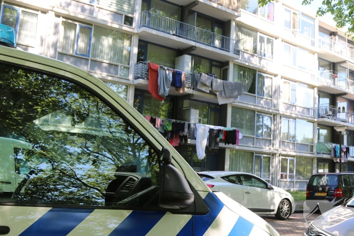 Politie doet onderzoek naar overleden persoon in flat