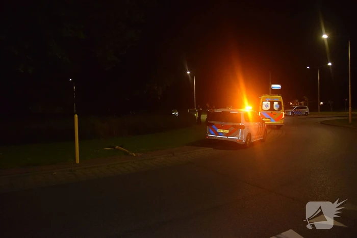 Personenauto belandt op rotonde na eenzijdig ongeval