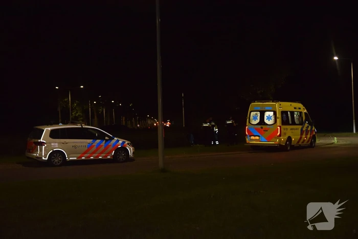 Personenauto belandt op rotonde na eenzijdig ongeval