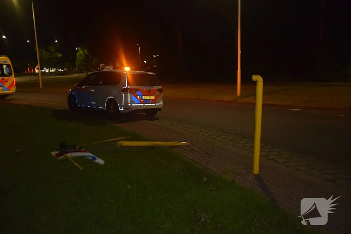 Personenauto belandt op rotonde na eenzijdig ongeval