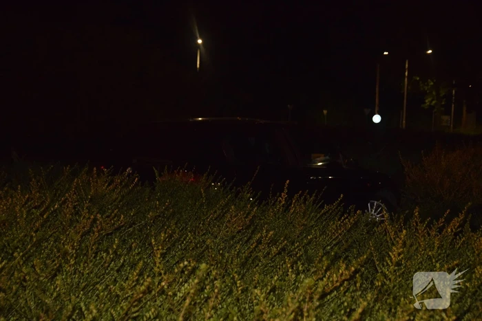 Personenauto belandt op rotonde na eenzijdig ongeval