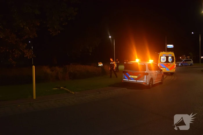 Personenauto belandt op rotonde na eenzijdig ongeval