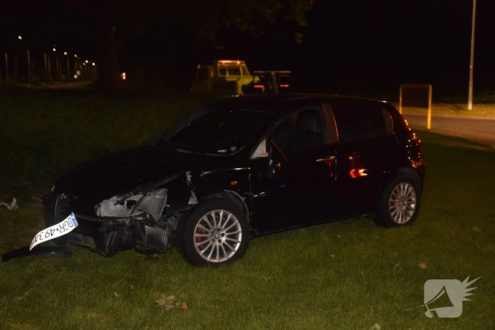 Personenauto belandt op rotonde na eenzijdig ongeval