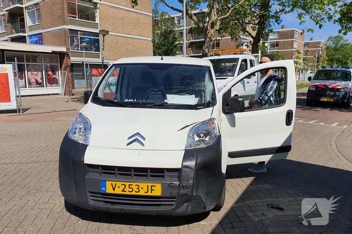 Bromfietser aangereden door bestelwagen