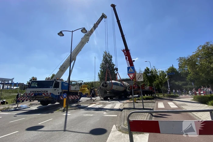 Flinke klus voor bergers na omgevallen cementwagen