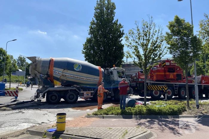Flinke klus voor bergers na omgevallen cementwagen