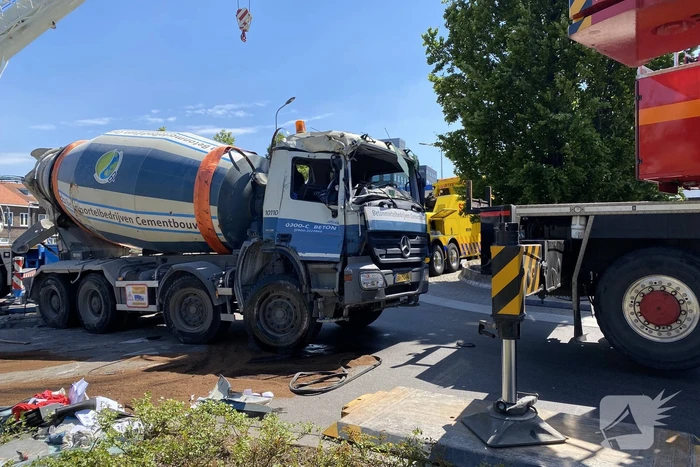 Flinke klus voor bergers na omgevallen cementwagen