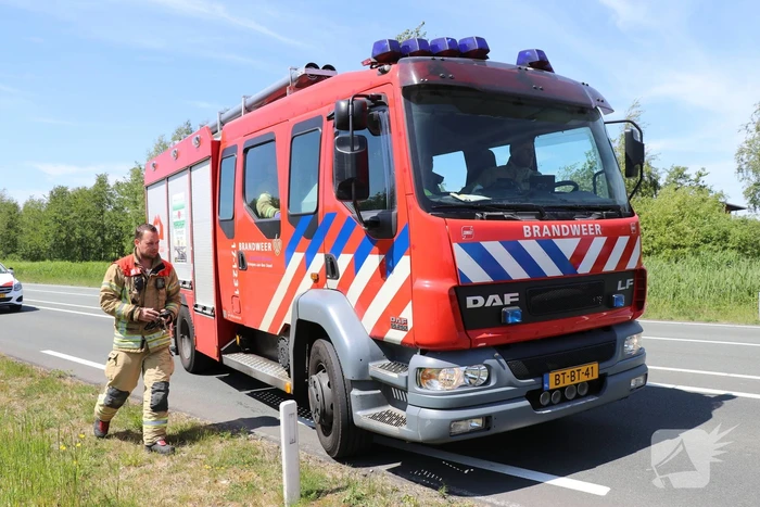 Auto met aanhanger belandt in sloot